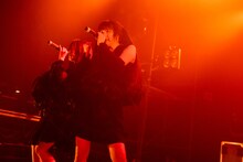 左からカイ、有坂玲菜（撮影：稲垣謙一）