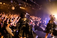 THERE THERE THERESのライブの様子。（撮影：稲垣謙一）