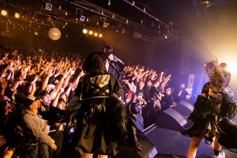 THERE THERE THERESのライブの様子。（撮影：稲垣謙一）