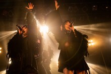 左から平澤芽衣、朝倉みずほ（THERE THERE THERES）。（撮影：稲垣謙一）