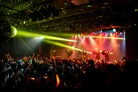 THERE THERE THERESのライブの様子。（撮影：稲垣謙一）