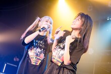 左からようなぴ（ゆるめるモ！）、カイ（THERE THERE THERES）。（撮影：稲垣謙一）