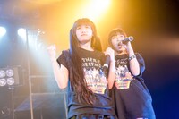 左から有坂玲菜（THERE THERE THERES）、けちょん（ゆるめるモ！）。（撮影：稲垣謙一）