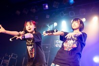 左から平澤芽衣（THERE THERE THERES）、あの（ゆるめるモ！）。（撮影：稲垣謙一）