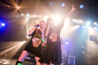 左からようなぴ（ゆるめるモ！）、カイ（THERE THERE THERES）。（撮影：稲垣謙一）