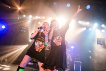 左からようなぴ（ゆるめるモ！）、カイ（THERE THERE THERES）。（撮影：稲垣謙一）