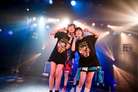 左から平澤芽衣（THERE THERE THERES）、あの（ゆるめるモ！）。（撮影：稲垣謙一）