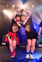 左からしふぉん（ゆるめるモ！）、朝倉みずほ（THERE THERE THERES）。（撮影：稲垣謙一）