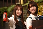 日向坂46の加藤史帆と佐々木美玲。
