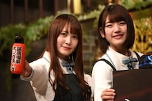 日向坂46の加藤史帆と佐々木美玲。