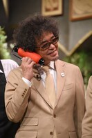 ミニ提灯を電話にする奥田民生（ユニコーン）。