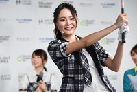 スイングを披露する池松愛理。