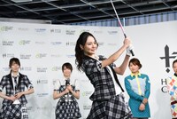 スイングを披露する池松愛理。