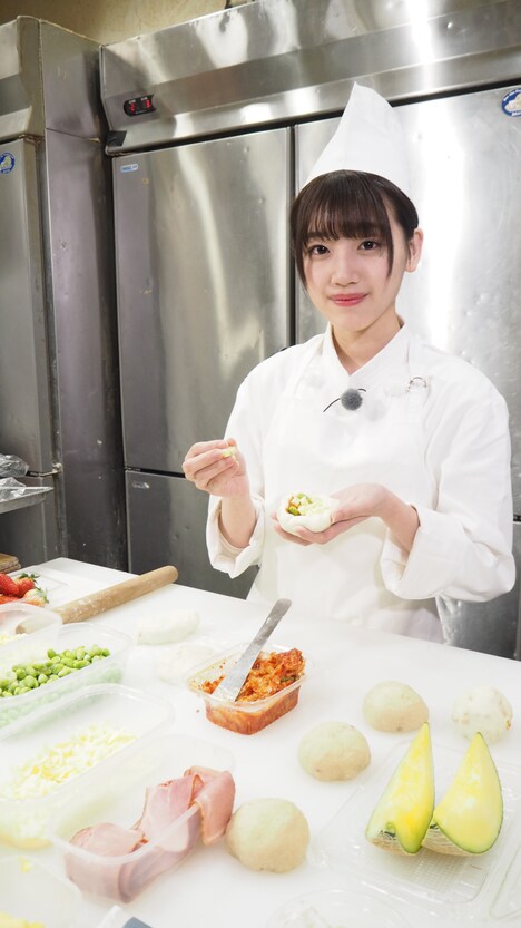 パンを作る佐々木美玲。