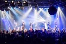 THERE THERE THERESとゆるめるモ！によるコラボパフォーマンスの様子。（撮影：稲垣謙一）