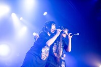 左からけちょん（ゆるめるモ！）、有坂玲菜（THERE THERE THERES）。（撮影：稲垣謙一）