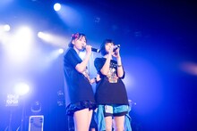 左から平澤芽衣（THERE THERE THERES）、あの（ゆるめるモ！）。（撮影：稲垣謙一）