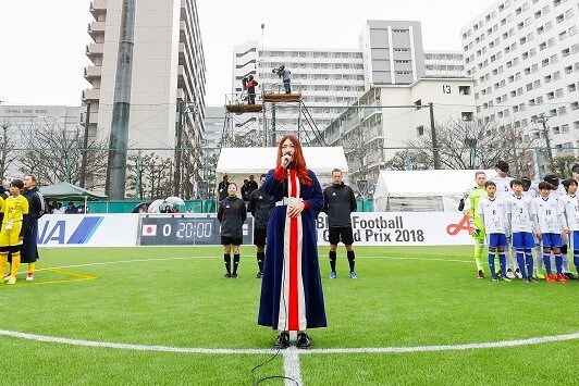 「IBSA ブラインドサッカーワールドグランプリ 2018」で国歌独唱を行う松尾レミ。 (c)JBFA/H.Wanibe