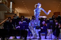 「Scary Beauty」演奏の様子。