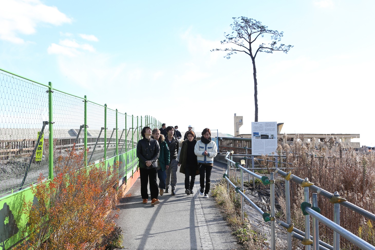 岩手県陸前高田市にある奇跡の一本松を訪れたA.B.C-Z。（写真提供：岩手めんこいテレビ）
