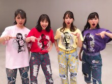 「ももいろクローバーZ×楳図かずお Tシャツ」を着用したももいろクローバーZ。