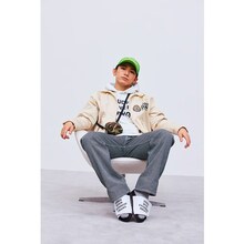 GU×STUDIO SEVENのアイテムを着用したEXILE NAOTO。