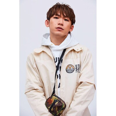 GU×STUDIO SEVENのアイテムを着用したEXILE NAOTO。