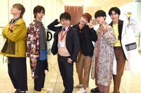 超特急とチーフマネージャー役の井上裕介（左から3番目）。