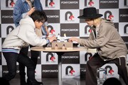 紙相撲で勝負する阿部敦と山田義孝(Vo)。(撮影:星野耕作)