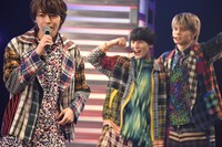 タカシ（手前）と、肩を組むユースケ、カイ。