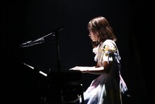 鍵盤を演奏する雨宮伊織。（撮影：チェリーマン）