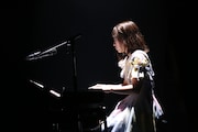 鍵盤を演奏する雨宮伊織。(撮影:チェリーマン)
