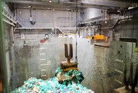 「不法投棄を許すな！ヤバいゴミぜんぶ拾う大作戦～東京湾ダイバー70人で潜って一斉清掃SP～」場面カット (c)テレビ東京