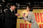 藤井隆に“ゼンマイ仕掛けのドラゴン”をプレゼントする鈴木京香。(写真提供:SLENDERIE RECORD)