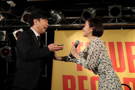 藤井隆に“ゼンマイ仕掛けのドラゴン”をプレゼントする鈴木京香。(写真提供:SLENDERIE RECORD)