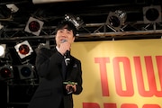 涙ぐむ藤井隆。(写真提供:SLENDERIE RECORD)