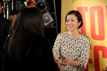 来場者にCDを手渡す鈴木京香。（写真提供：SLENDERIE RECORD）