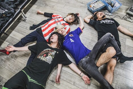 埼玉・Livehouse KYARAの楽屋で倒れるthe telephones。（Photo by Takahiro Takinami）