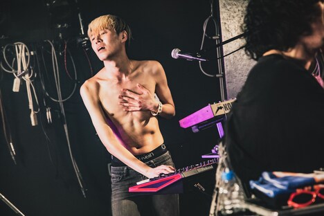 岡本伸明（Syn, Cowbell, Shriek）（Photo by Takahiro Takinami）