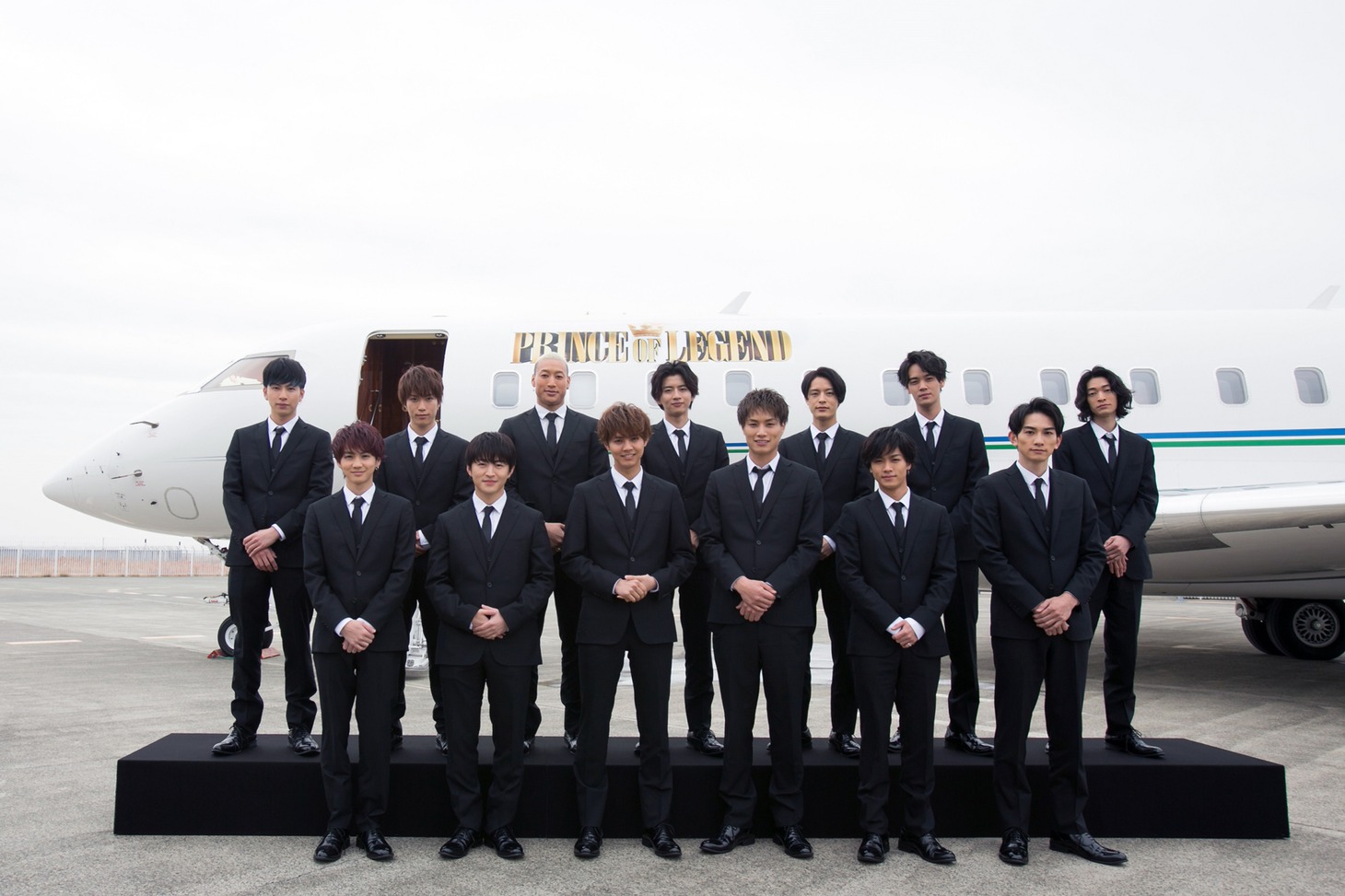 前列左から吉野北人、佐野玲於、片寄涼太、鈴木伸之、川村壱馬、町田啓太。後列左から長谷川慎、藤原樹、関口メンディー、飯島寛騎、塩野瑛久、遠藤史也、こだまたいち。