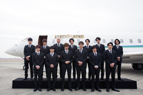 前列左から吉野北人、佐野玲於、片寄涼太、鈴木伸之、川村壱馬、町田啓太。後列左から長谷川慎、藤原樹、関口メンディー、飯島寛騎、塩野瑛久、遠藤史也、こだまたいち。