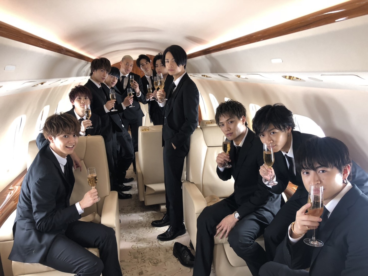 プライベートジェット「PRINCE OF LEGEND号」でくつろぐ王子たち。