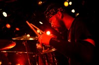 SUNE（Dr）（撮影：半田安政）