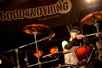 SUNE（Dr）（撮影：半田安政）