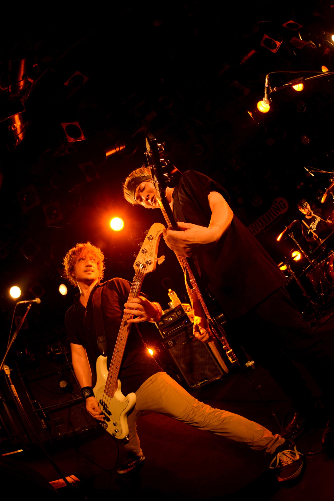 左からMAKKIN（B, cho）、TANNY（Vo, G）。（撮影：半田安政）