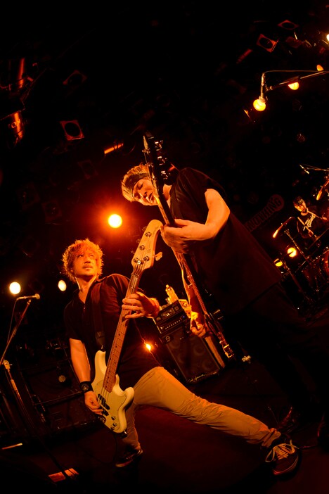 左からMAKKIN（B, cho）、TANNY（Vo, G）。（撮影：半田安政）