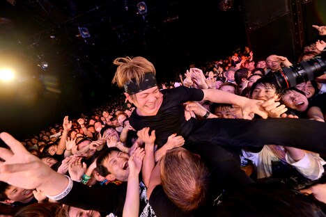 フロアにダイブするTANNY（Vo, G）。（撮影：半田安政）