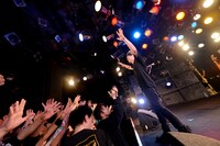 ステージをあとにするTANNY（Vo, G）。（撮影：半田安政）