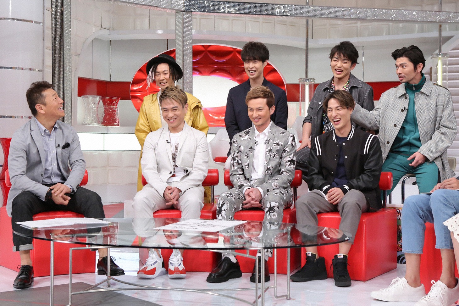 日本テレビ系「おしゃれイズム」3月3日放送回より。左から上田晋也、DA PUMP。(c)日本テレビ