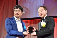 モノリスを受け取る魂の巾着・本多（左）。